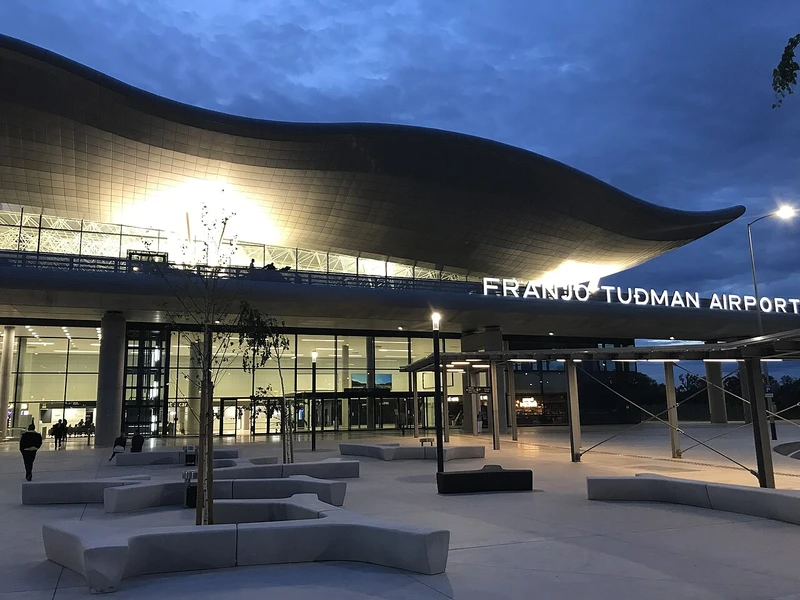 Imagen nocturna del exterior de la nueva Terminal 01.